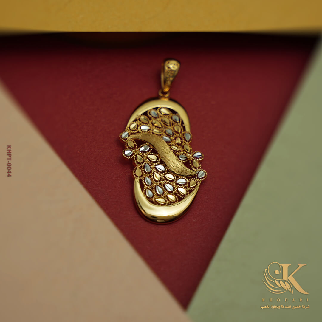 قلادة ذهبية - لواحة